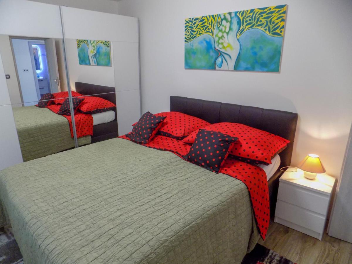 Oriella Apartmans And Room Novigrad Istria Kültér fotó